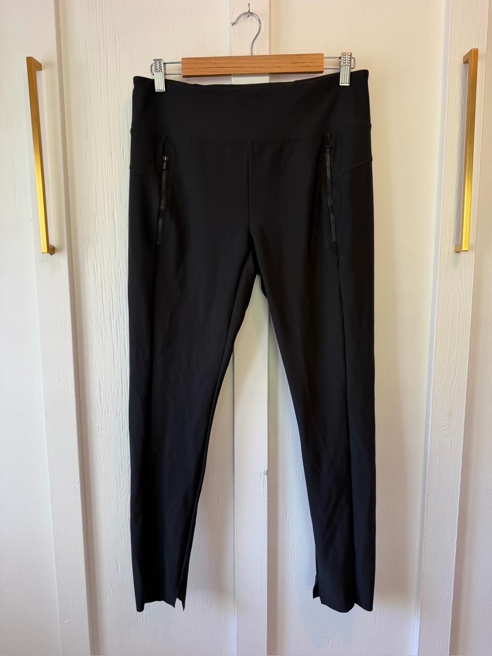 Athleta Stellar Crop Pant Black Leggings Zipper Pockets Scalloped Hem. Size: M